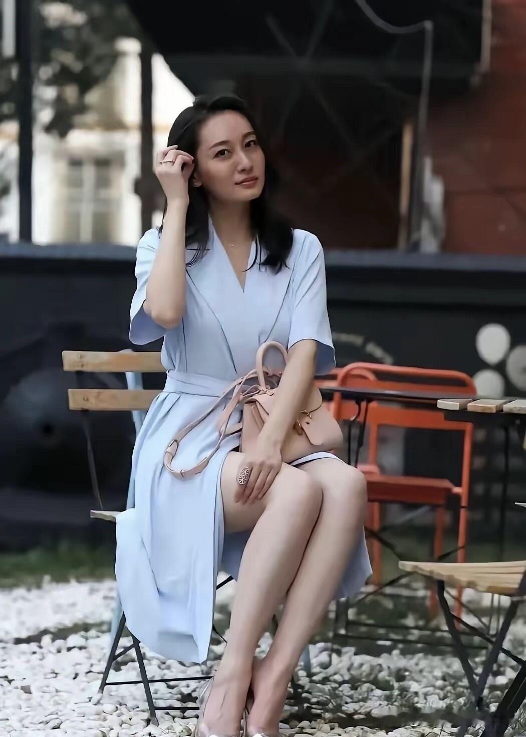 年轻时的她肤白貌美大长腿，五官精致，优雅大方，美中不足的是脸型有点方。她无论颜值