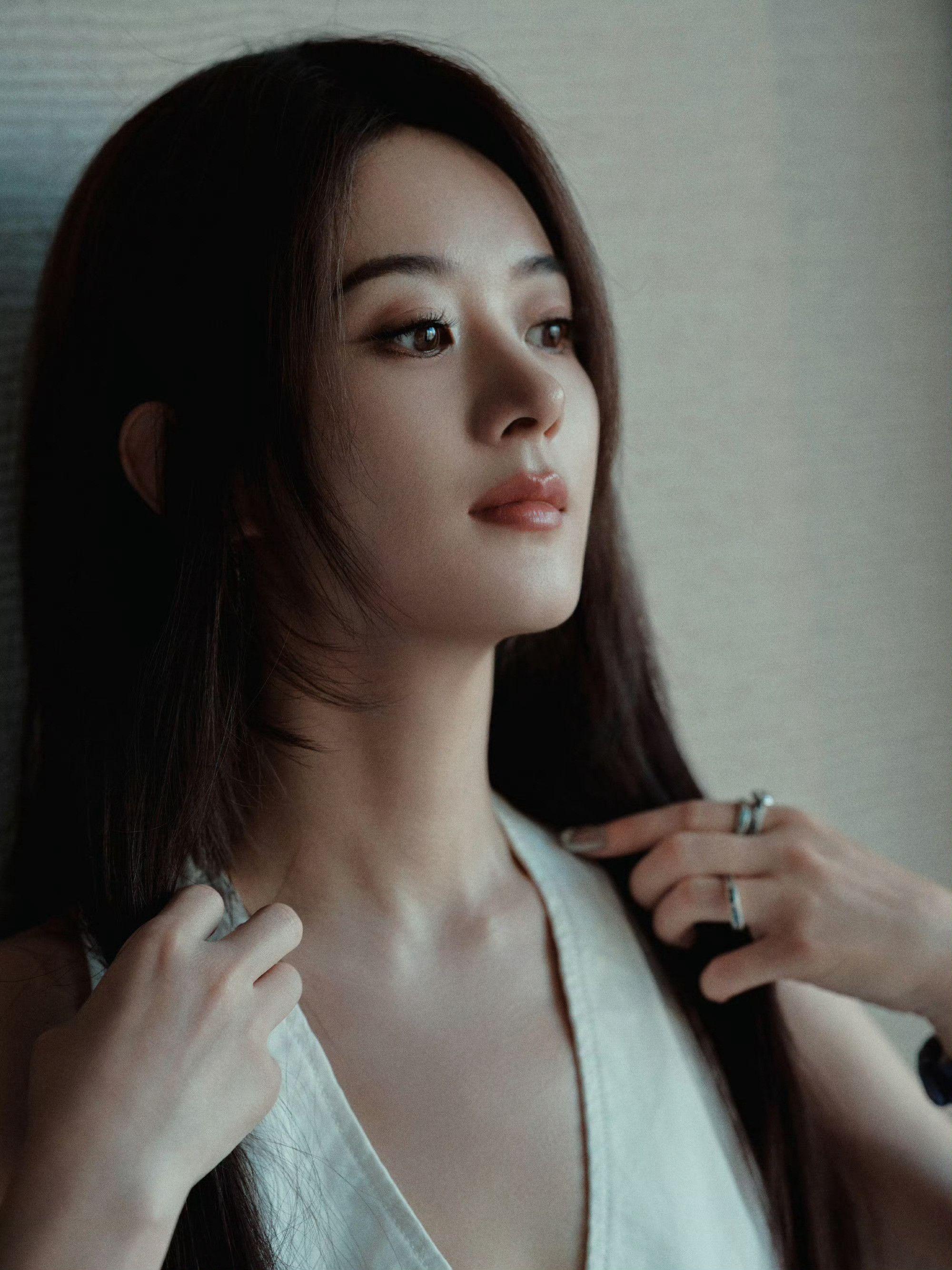 赵丽颖静谧与纯白融成一片澄澈之境。​​​