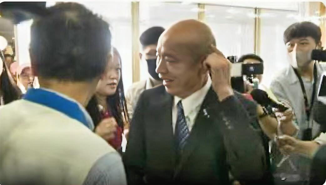 惨被摄影机“敲头”韩国瑜神回：你是不是民进党派来的？韩国瑜今天（11日）