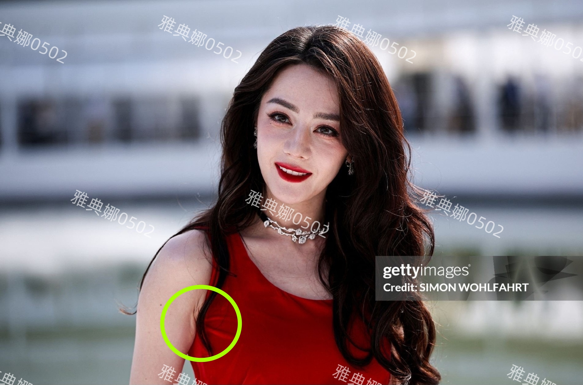 迪丽热巴瘦了，脸变长下巴变尖五官更立体了，但34岁的她状态疲惫显老原来越男相，穿起大红色也有点儿ho