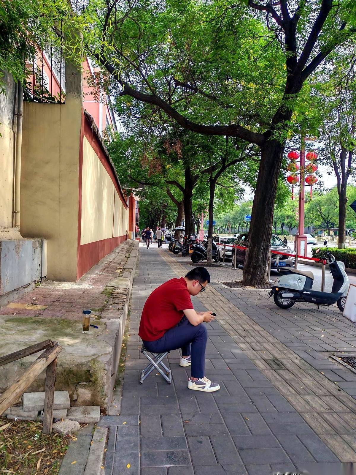 前几天，老余家门外的废纸箱堆得老高。一个五千块的新款手机盒，搭着一个一万多块钱的