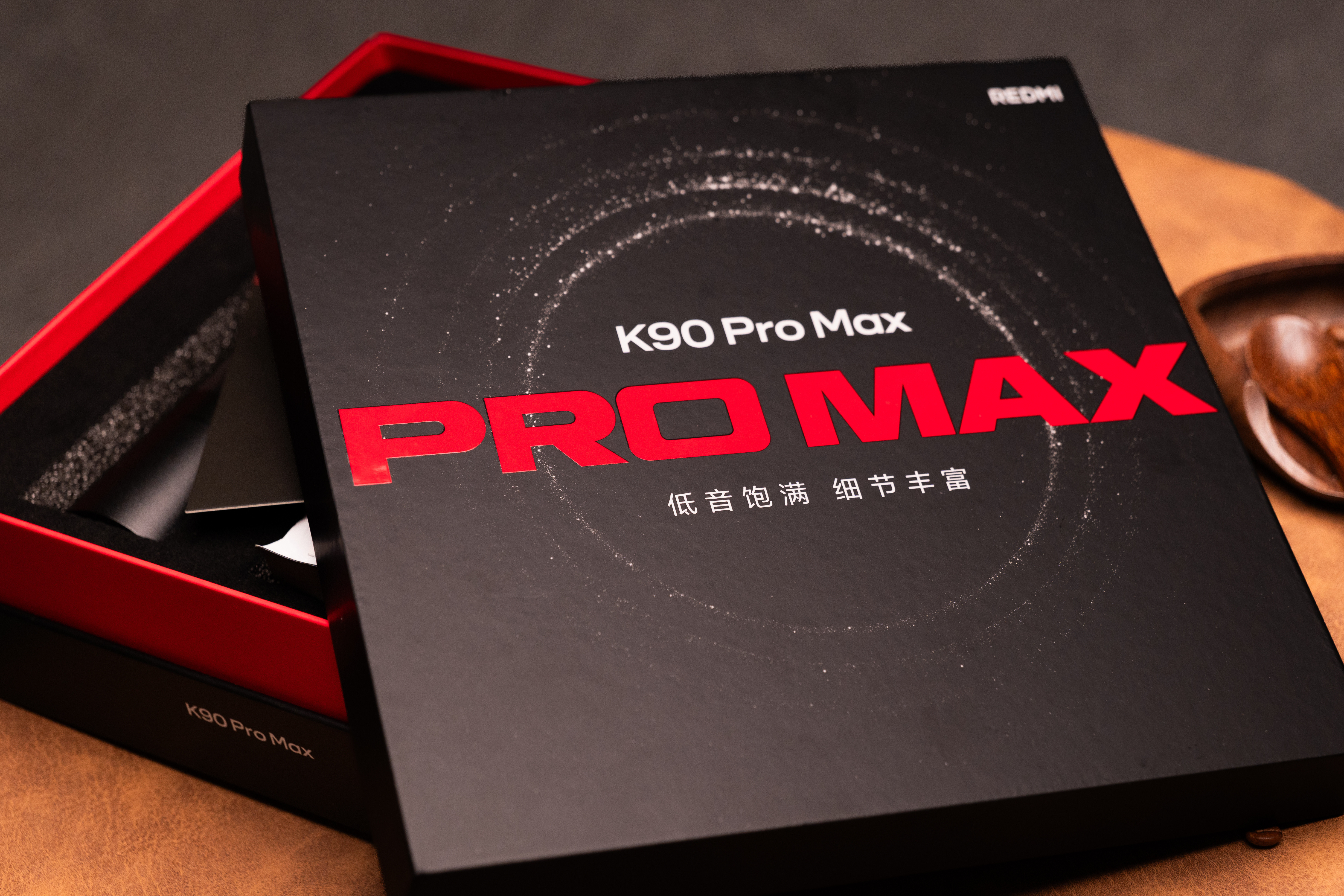 收到了RedmiK90ProMax邀请函，手摇咖啡研磨机跟咖啡豆。意思