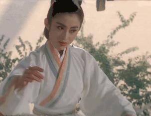1994年，向华胜和女友张敏碰到了一个风水大师，向华胜问：“师，你看我俩什么时候
