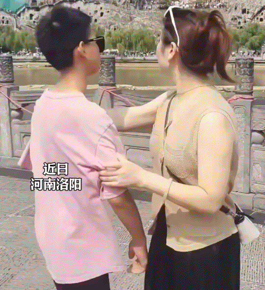 笑不活了，河南洛阳，妈妈拉着儿子在著名景区龙门石窟搜打卡拍照，不料母子俩拍照时，