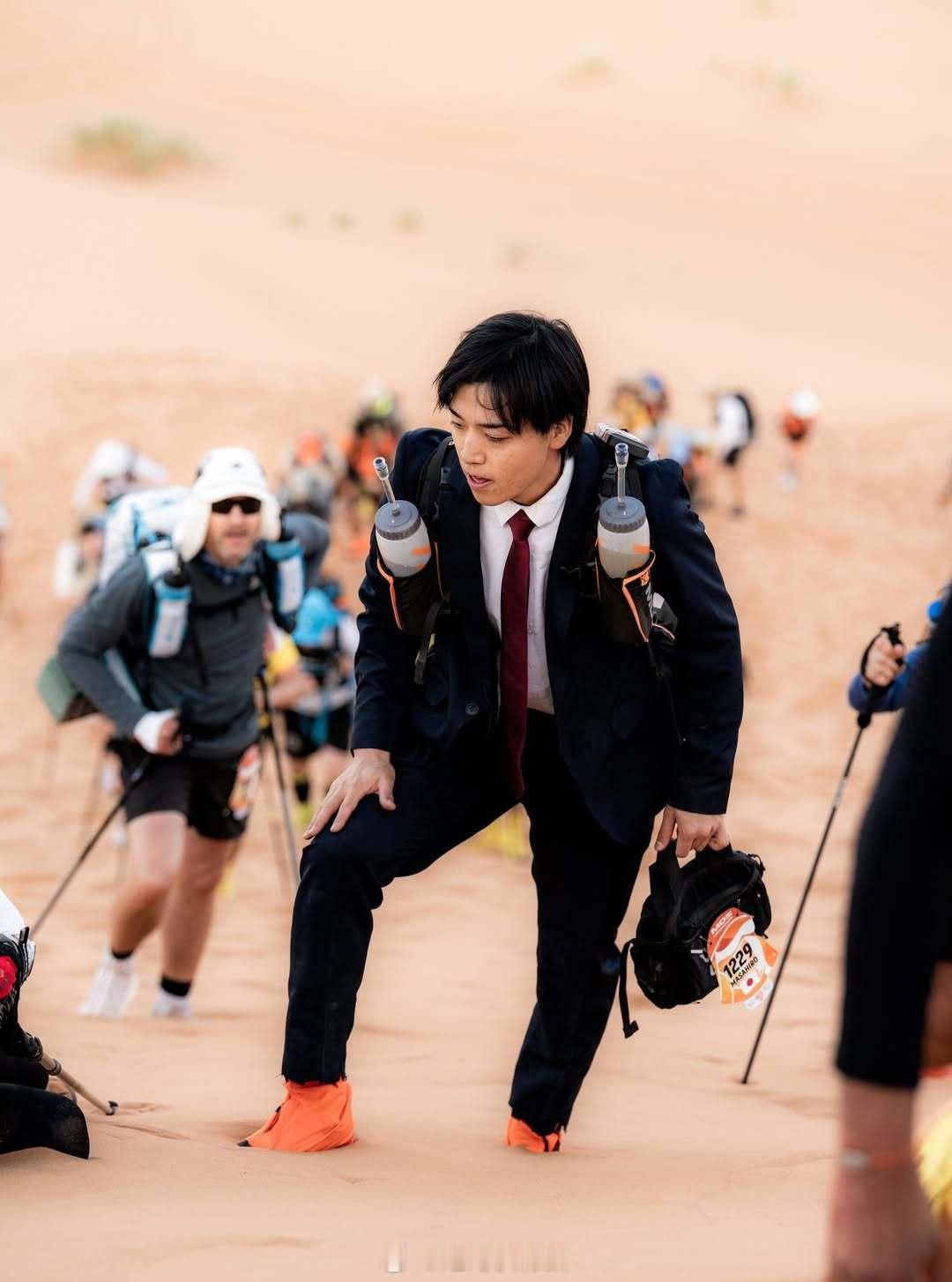日本选手MasahiroGoto穿西装参加沙漠马拉松MARATHOND