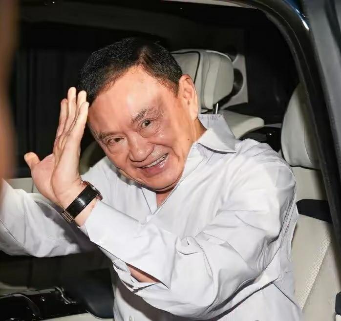 ​泰国议会定9月5日选举下一任首相，而权贵他信在9月4日携带长女萍通塔等人乘坐私