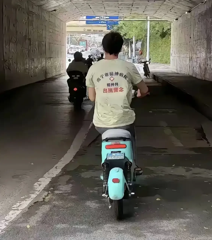 小伙子这衣服炫得……我竟然哑口无言。