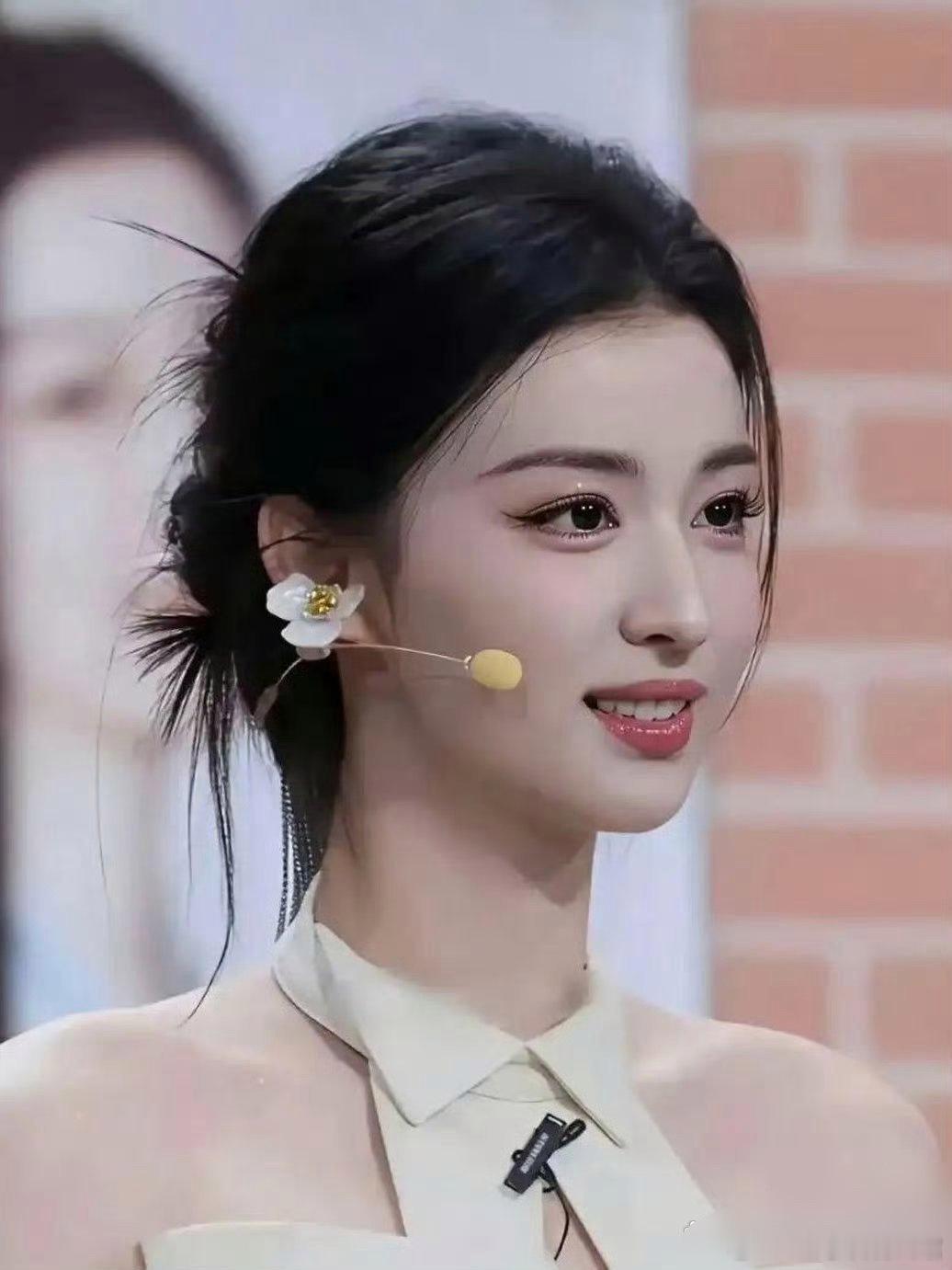 也是多亏了底子很好啊，素颜和化妆根本看不出区别