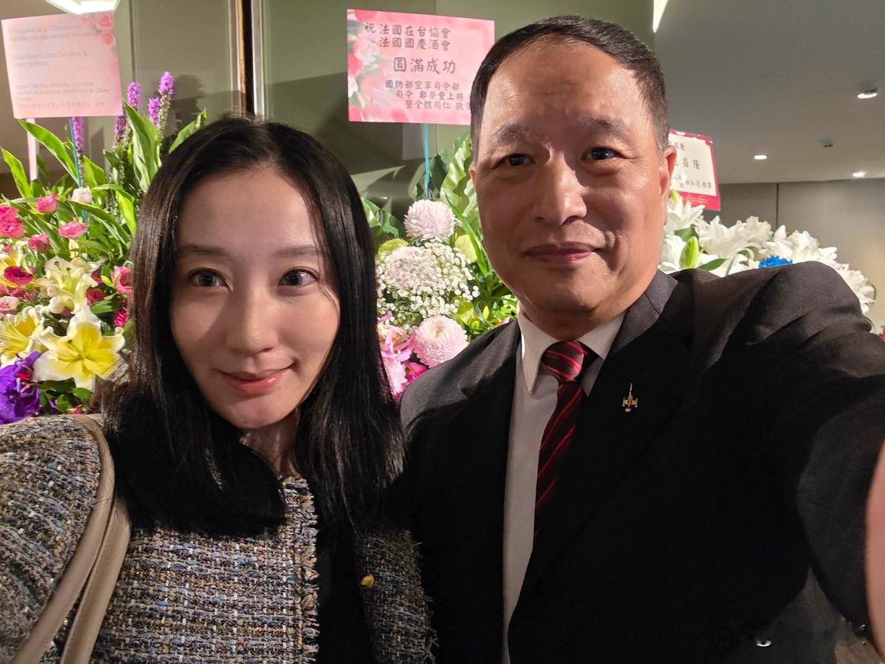 不得不佩服，66岁的张将军延廷那风采确不输当年，很有男人魅力，漂亮女孩子都很敬重