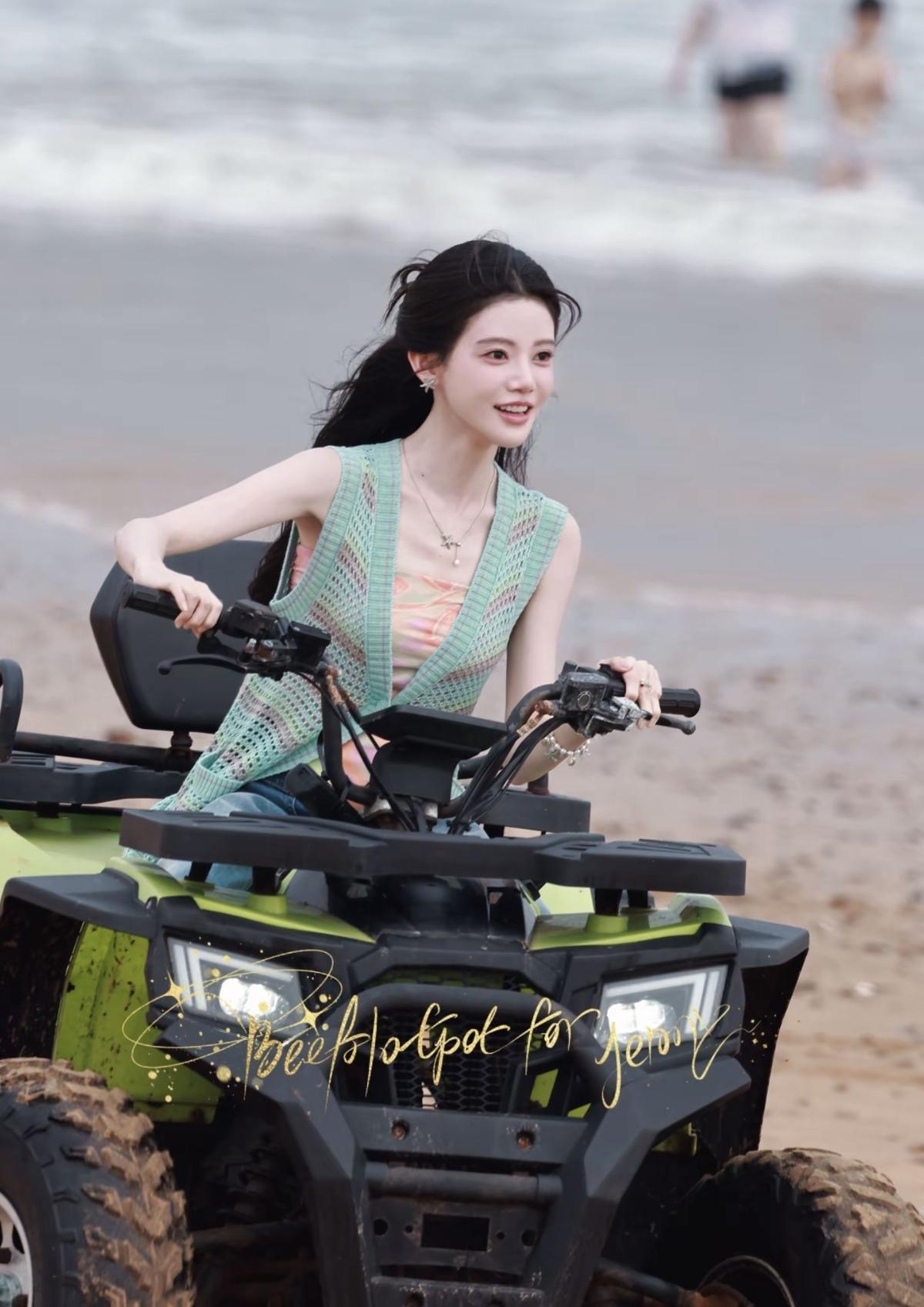 海边沙滩越野车路透来啦💚薄荷绿镂空针织叠穿炫彩吊带甜妹外表搭配越野机车