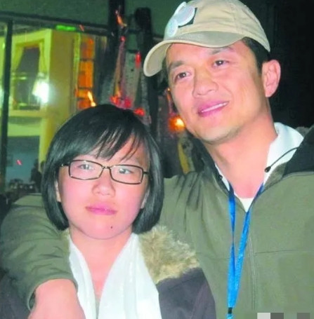 一次，王菲和李亚鹏离婚多年，窦靖童仍然习惯叫李亚鹏“爸爸”，而李亚鹏也说：“我大