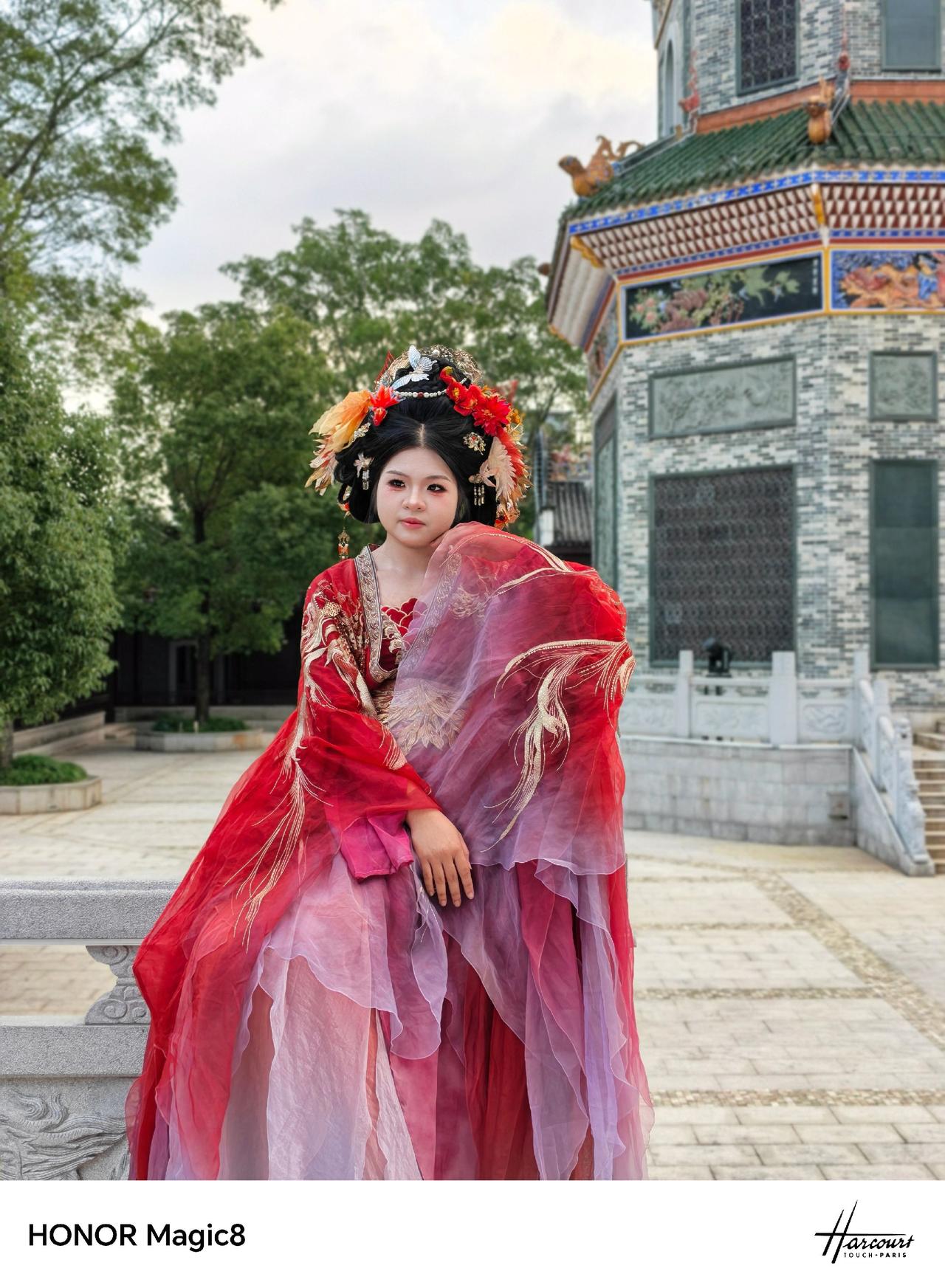 荣耀Magic8的雅顾模式拍出的照片质感太好了，我越看越喜欢，把我的姐妹拍得生动