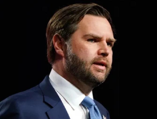 【美国副总统“翻车”：骂移民偷美国梦，妻子是印度移民】美国副总统万斯一句话把自