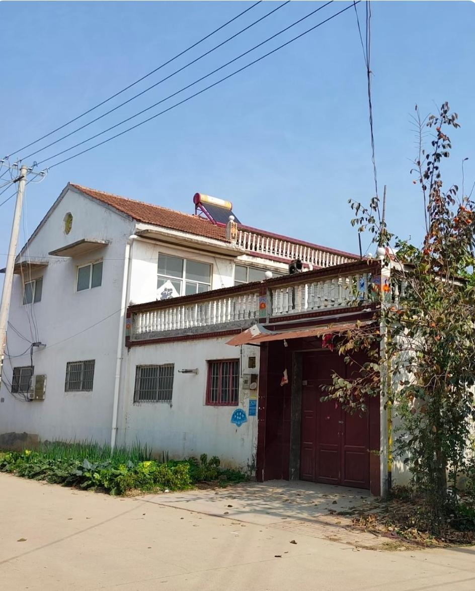 中央再次强调，城镇居民不得到农村购买农房或宅基地，也不得在农村占地建房。20