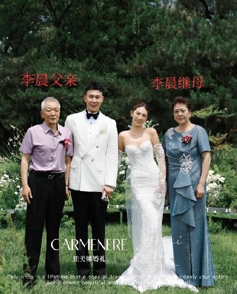 李晨的父亲看着年纪有七八十岁了，继母倒是很年轻，李晨12岁时父母就离婚了，之后他