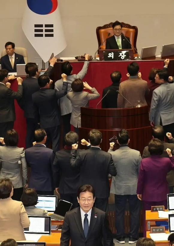 这个图片已经可以封神了！！
