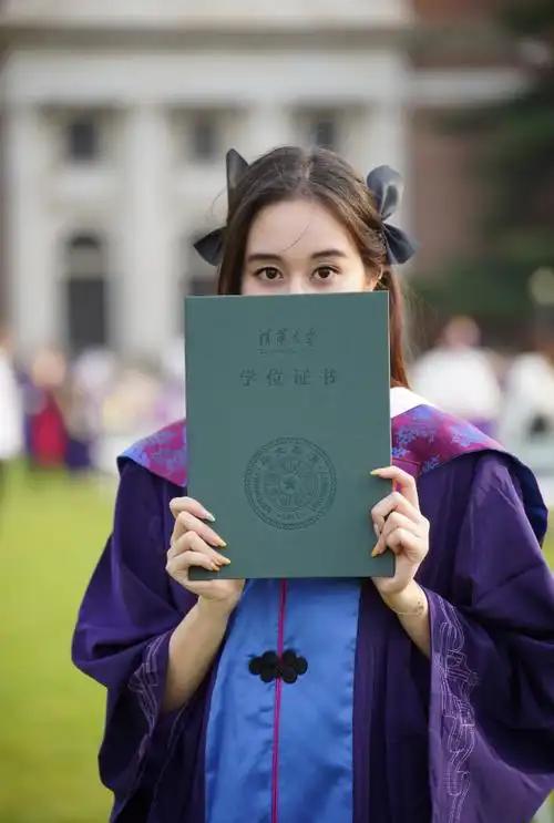 真的很芥蒂，每次和孩子聊天，一提到她的工作我心里就堵得慌，始终对她研究生毕业后没