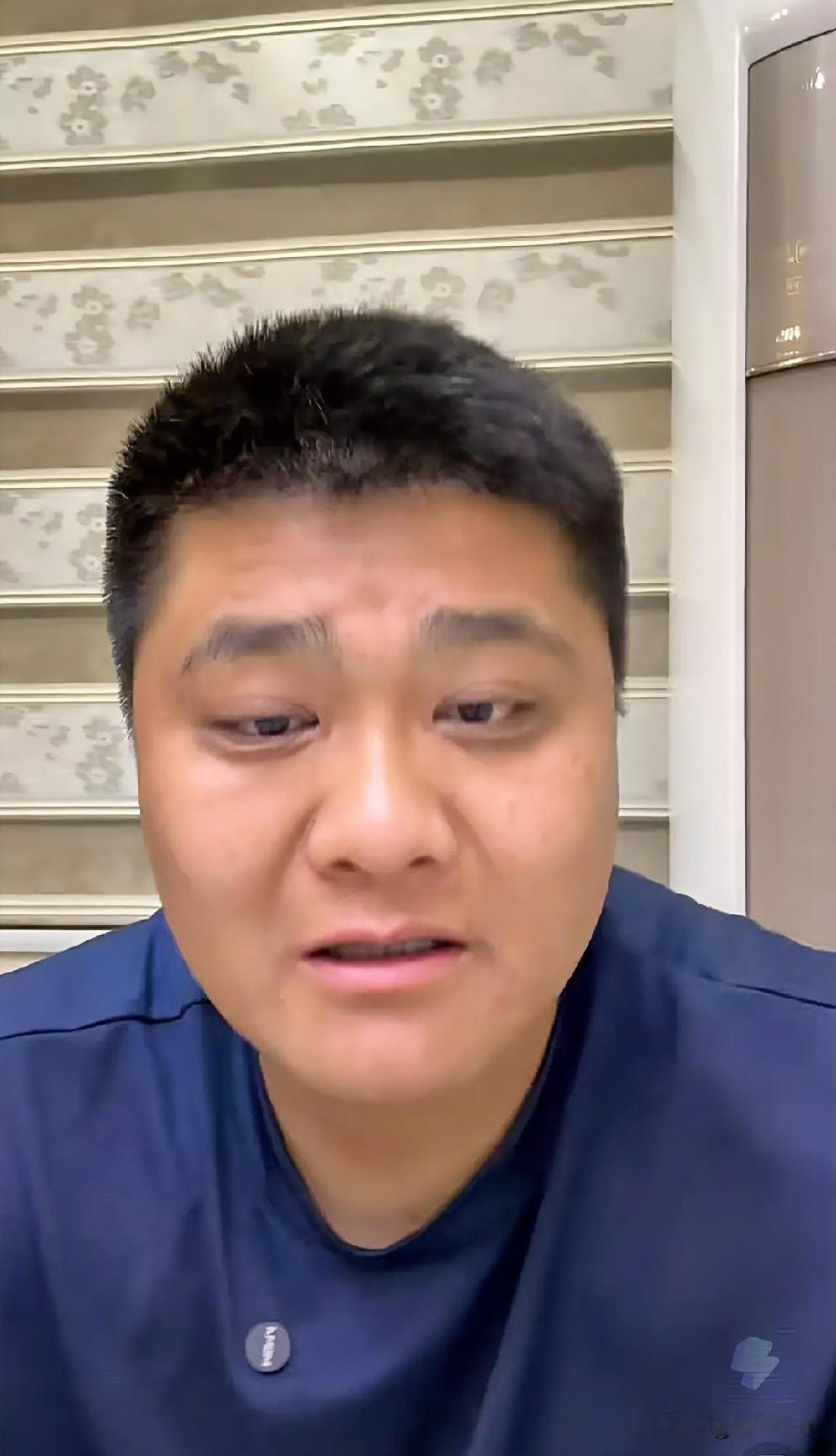 朱进在直播间里，直接喊话亲生父母和双胞胎哥哥，称呼他们为“那三个人”。朱进好久没