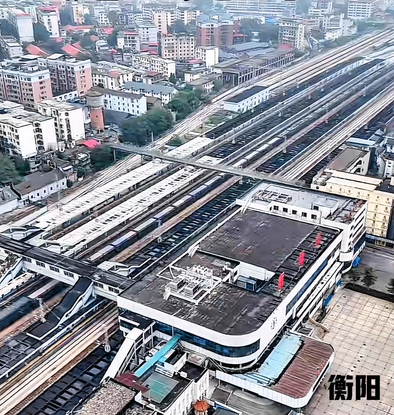从上空看衡阳市火车站，以及周边的居民区，看这幅画面样子破旧不堪，是时候该全面改建