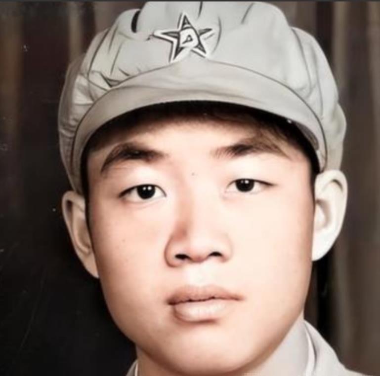 1951年，我军一名新兵在擦拭炮管时，发现对面美军基地有一个突兀的小山包，心痒之