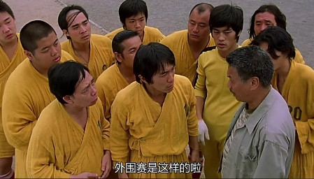 2000年，周星驰拍《少林足球》时经费只有1000w。有场戏需要请来40000名