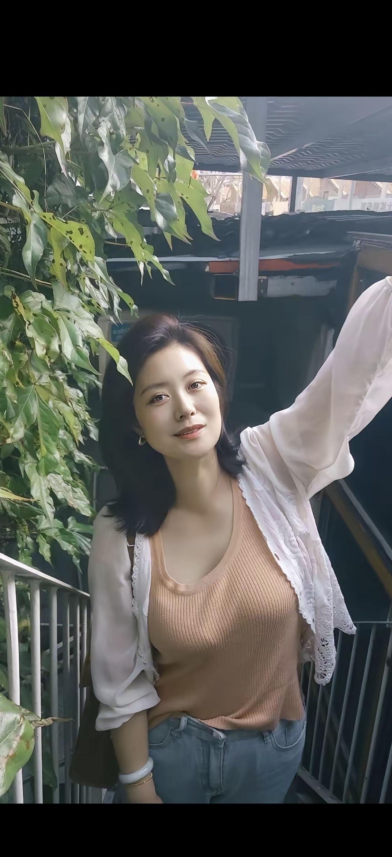 绿意盈盈间，美人倚栏笑。