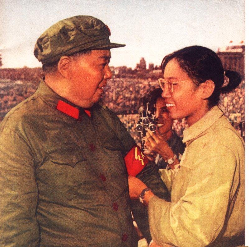 1966年8月18日，老人家接见北京师范大学附属女子中学宋彬彬。宋彬彬的父亲是