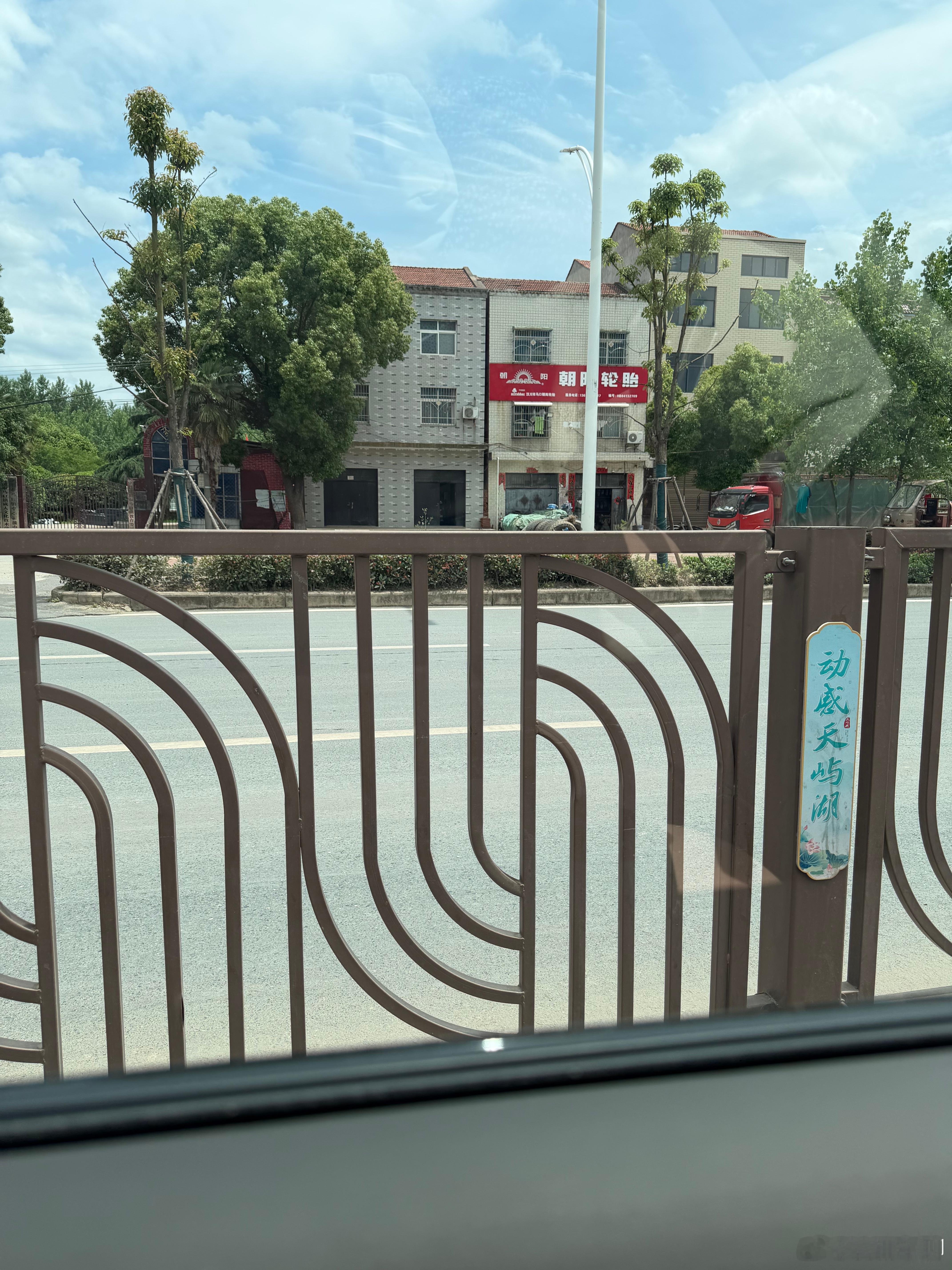 致命的防护栏今天回老婆家，发现汉川镇里面的道路防护栏还是这种。这种防护栏的安全