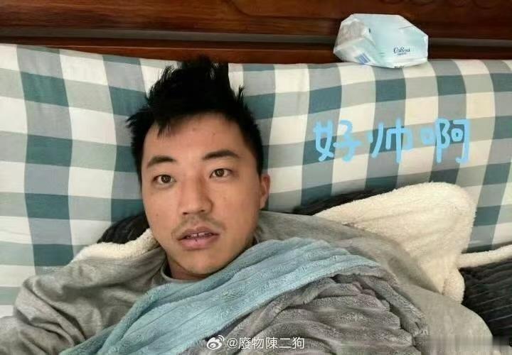 胡杨林最近瘦非常多，是我和他认识以来，脸最瘦的时候。我不懂为啥？我想来想去，该不