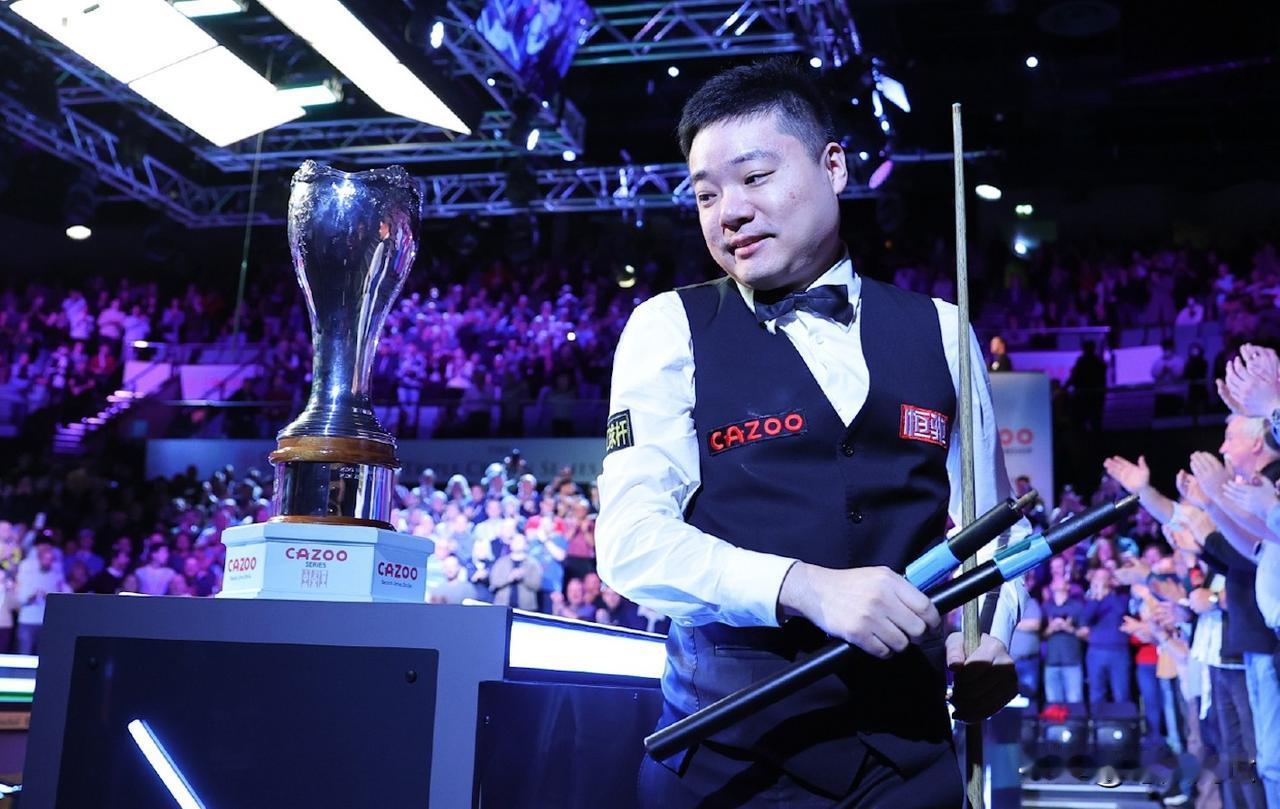 默然回首！似曾相识的情景，却同途殊归。2022年英锦赛决赛，在同一块场地、首阶