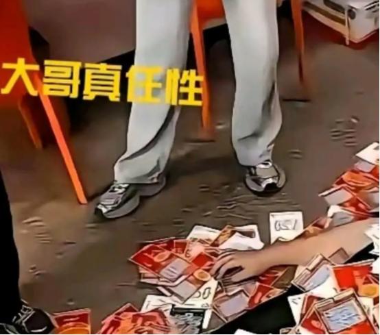 江苏一男子为了验证刮刮乐不是坑，豪砸21万多，把彩票店全包了，当场实测，结果一出