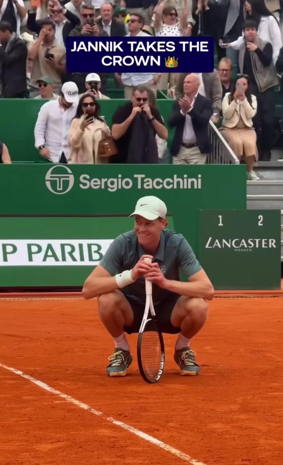 辛纳兑现冠军点的那一刻，第一时间蹲了下来，头也深深的埋在了双膝之间，许久，他才把