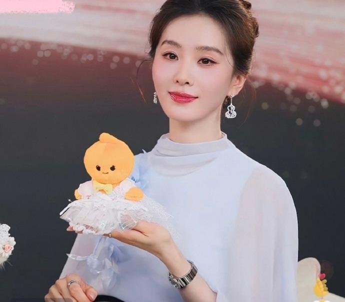 今天刘诗诗在出席活动的时候搭配了一身水蓝的服饰，看起来很有飘逸之美，像个迷人的仙