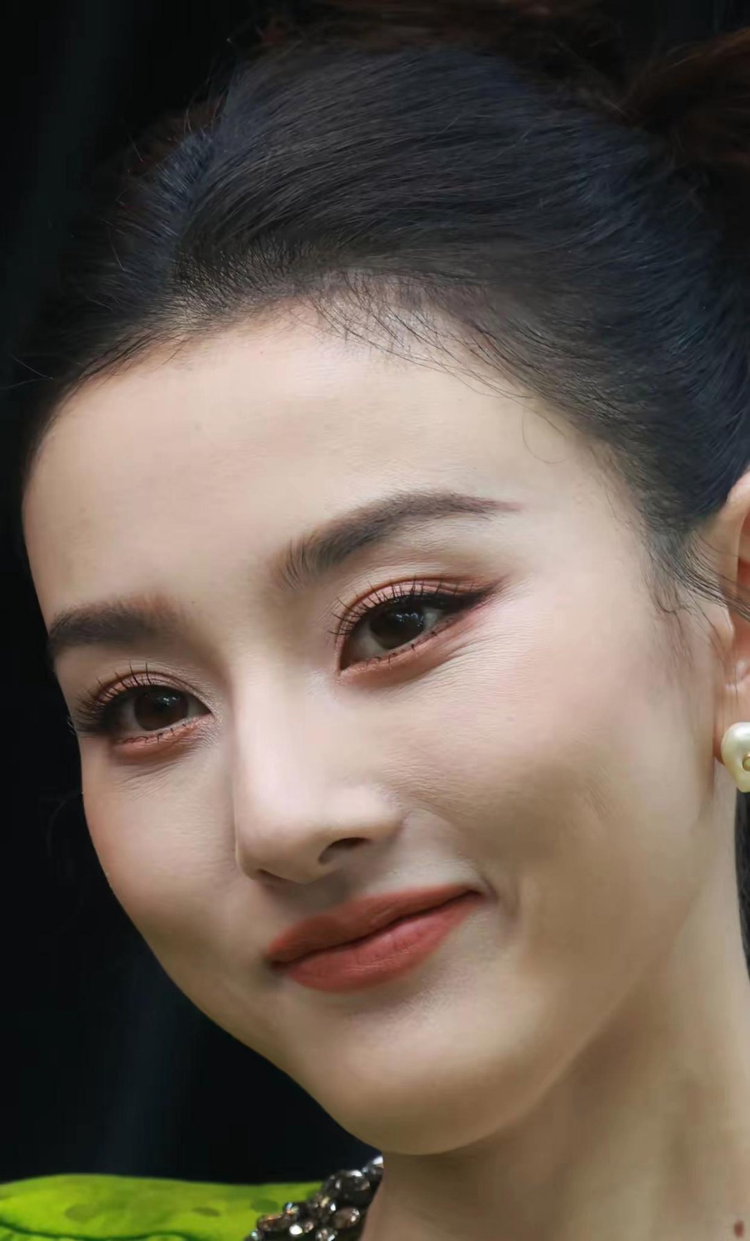 宋祖儿怼脸照绝了，怼这么近都没什么瑕疵。​​​