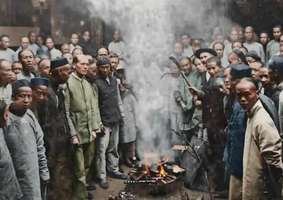 甲午战败的硝烟尚未散尽，严复便在天津《直报》上发出了那个时代最尖锐的质问：一个泱