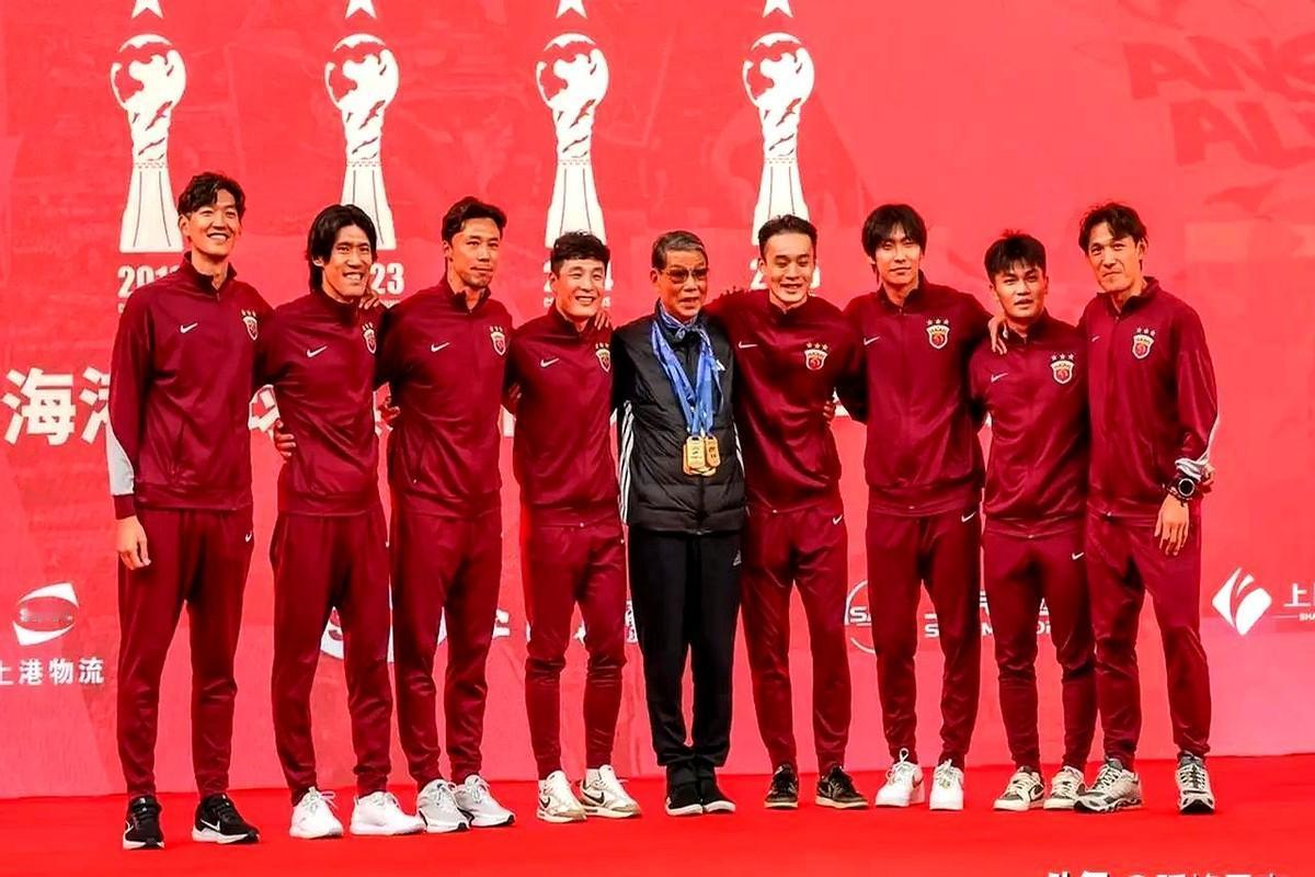 上海海港刚拿下第四个联赛冠军，就有媒体人周亮出来泼冷水了。他的意思很直接，说