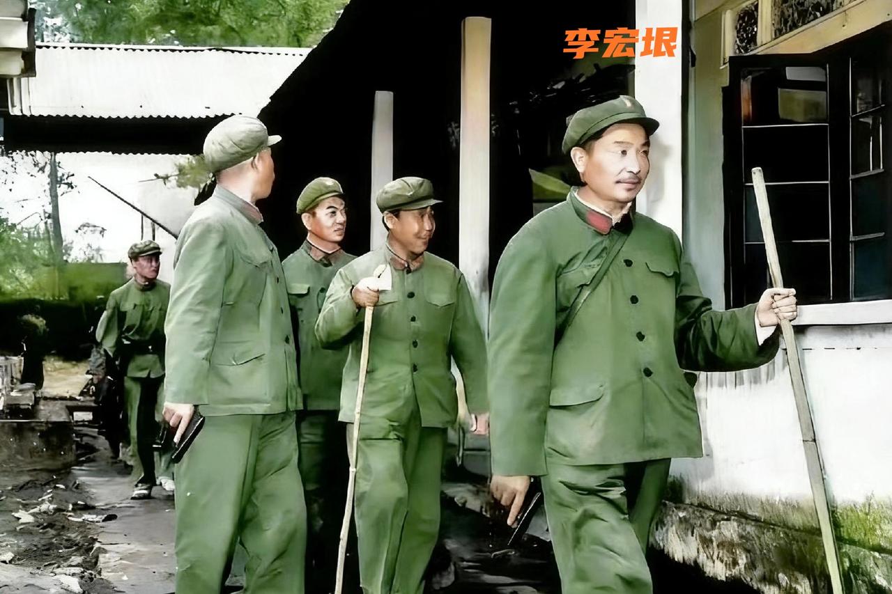 深入敌境的副军长李宏垠，一张罕见的留影，这是战地记者拍下的，时间是1979年对越