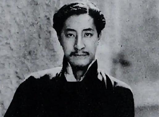 1962年，一位瘦得变了形的老者，在上海牢房里缩成一团，等候释放。谁也料不到眼前