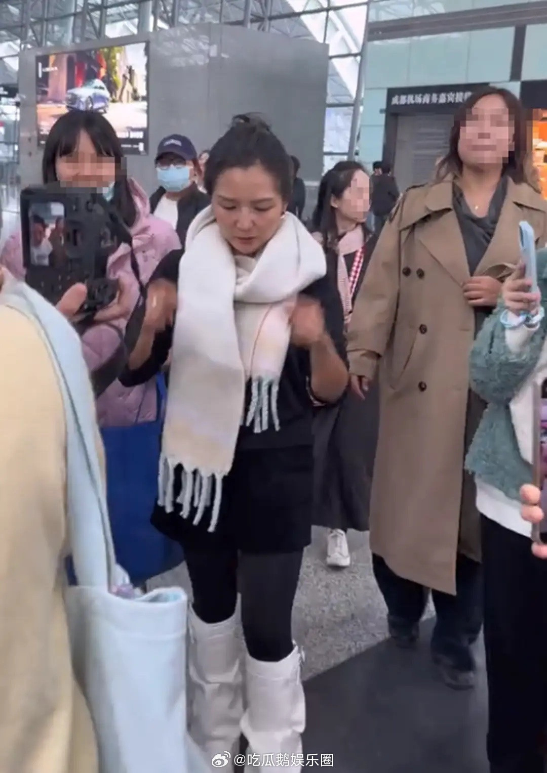 何洁现身机场，穿衣打扮保持20年前审美，素颜黑又显老撞脸郑佩佩！！！
