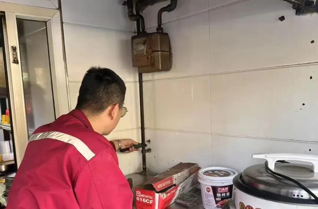 确认属实！北大毕业去当抄表维修工！泸州一家燃气公司的招聘名单火了，他们准备招的