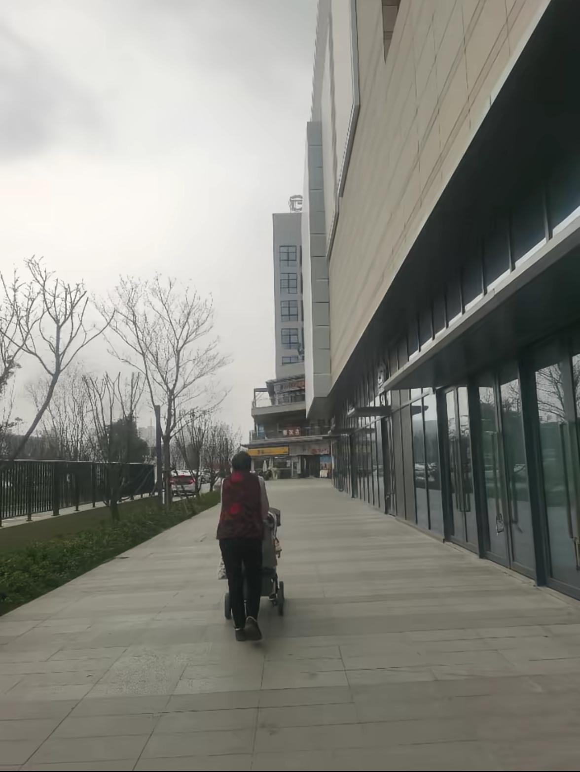 山东39岁大姐清晨扫街，突然听见绿化带里有哼唧声。她扒开冬青丛一看，有个穿校