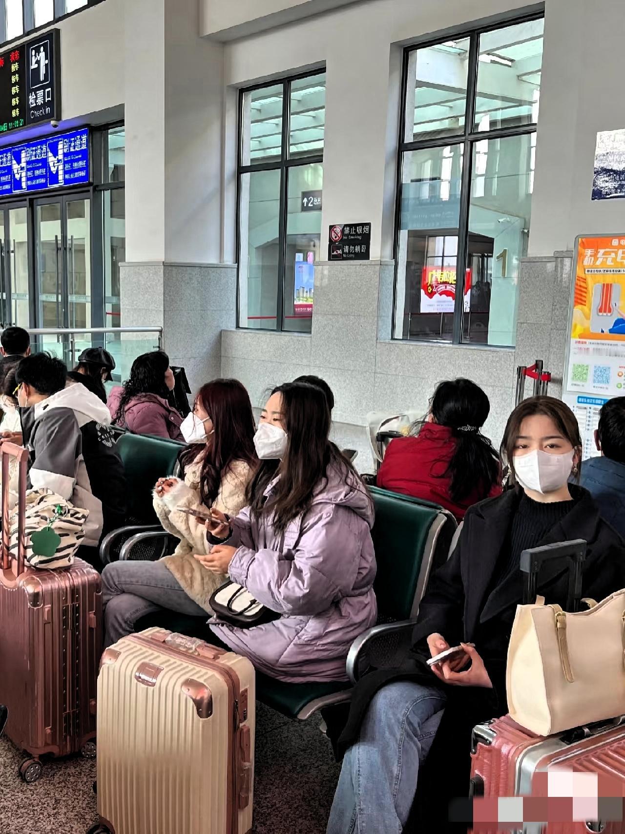 原来有些农村女孩拼命想逃离家乡，不是为了诗和远方，而是因为身后早已没有退路。