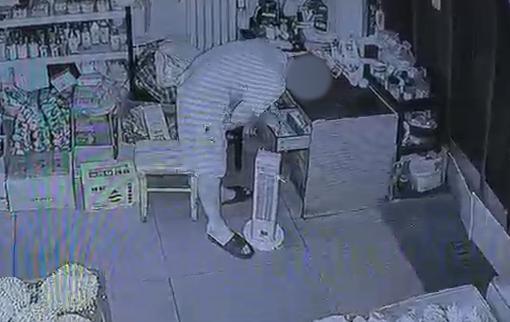 太离谱了！新疆石河子，一位水果店老板，因为平时关店门不爱锁门，被一名男子盯上。对
