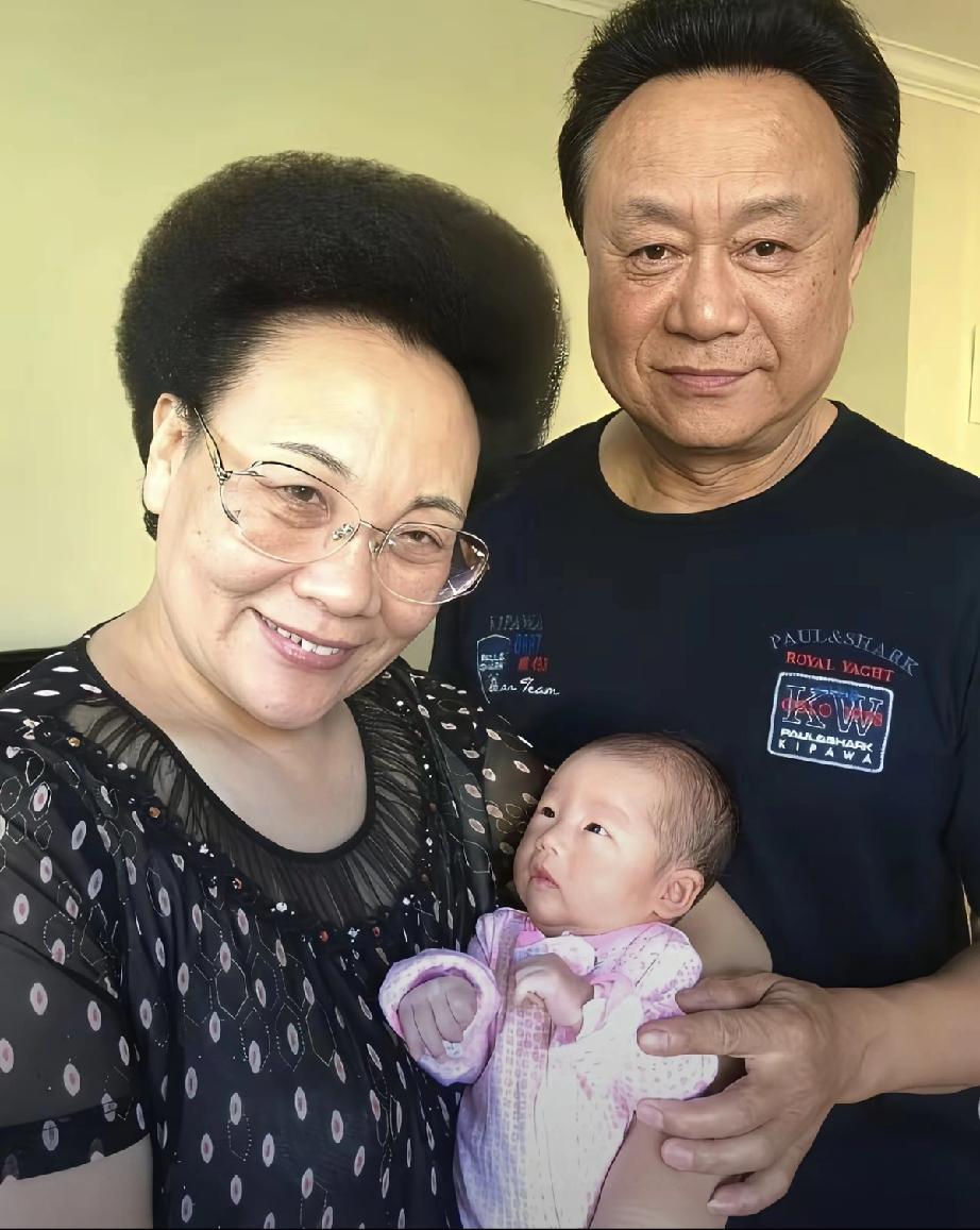 再婚嫁给小10岁秦昊的伊能静真是好有福气。高大的秦昊紧拉着伊能静的手，夫妻携带