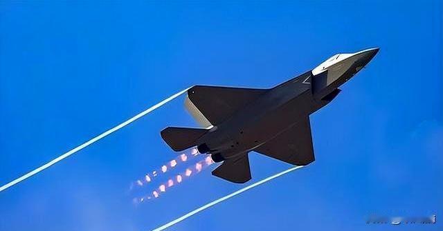 央视实锤：歼-16“桶滚”破F-22神话过去十几年，美军在亚太最硬的底牌就是