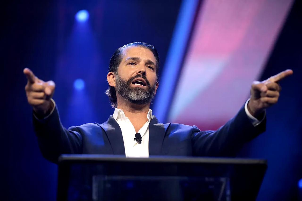 共和党这波操作真够魔幻的！万斯估计没料到，帮特朗普辅政才4年，转头就得跟老板的儿