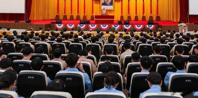 台军恢复军官学校毕业生“反陆爱台教育”台军今年起将军官学校毕业生的“爱台教育