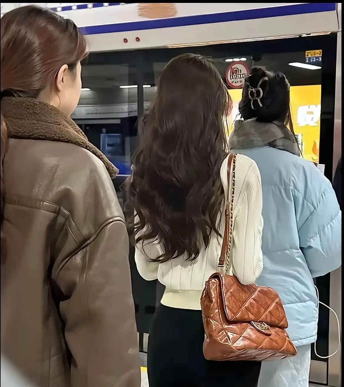 就看背影，哪个才是你心目中的美女？