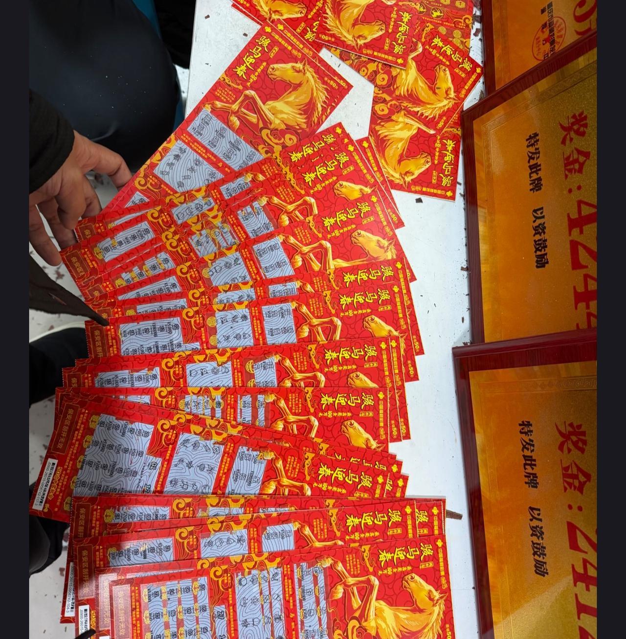 你们玩刮刮乐上头过吗？昨天在楼下彩票店买双色球，正好碰到位大哥在玩50面值的