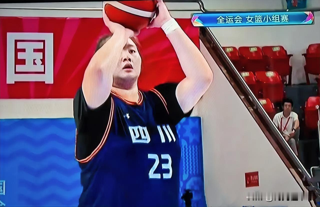 广东全运会以下三位女篮球员代表参赛有点乱：1、刘禹彤——代表四川女篮2、李